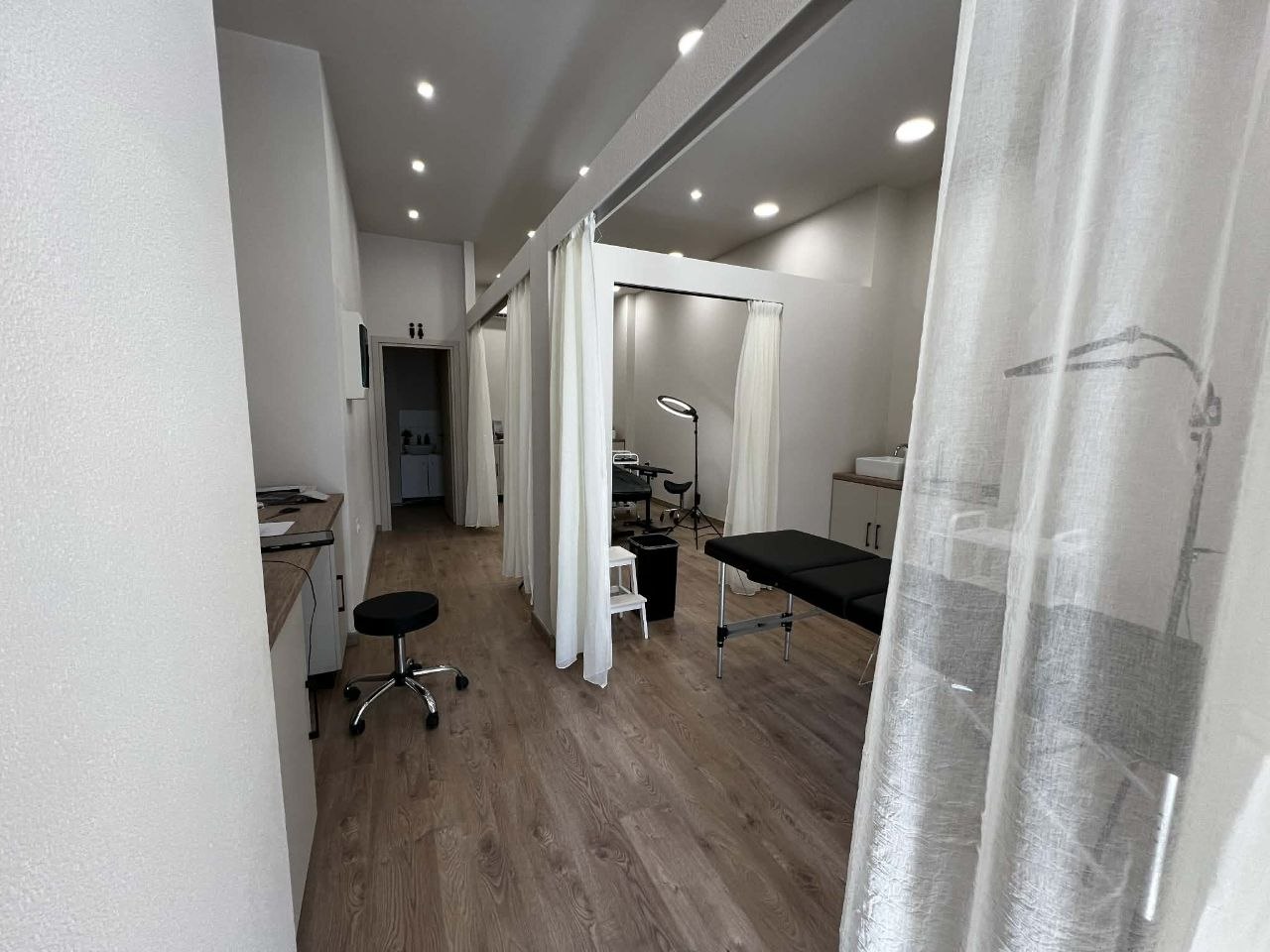 sixth_sense studio interior with private stations